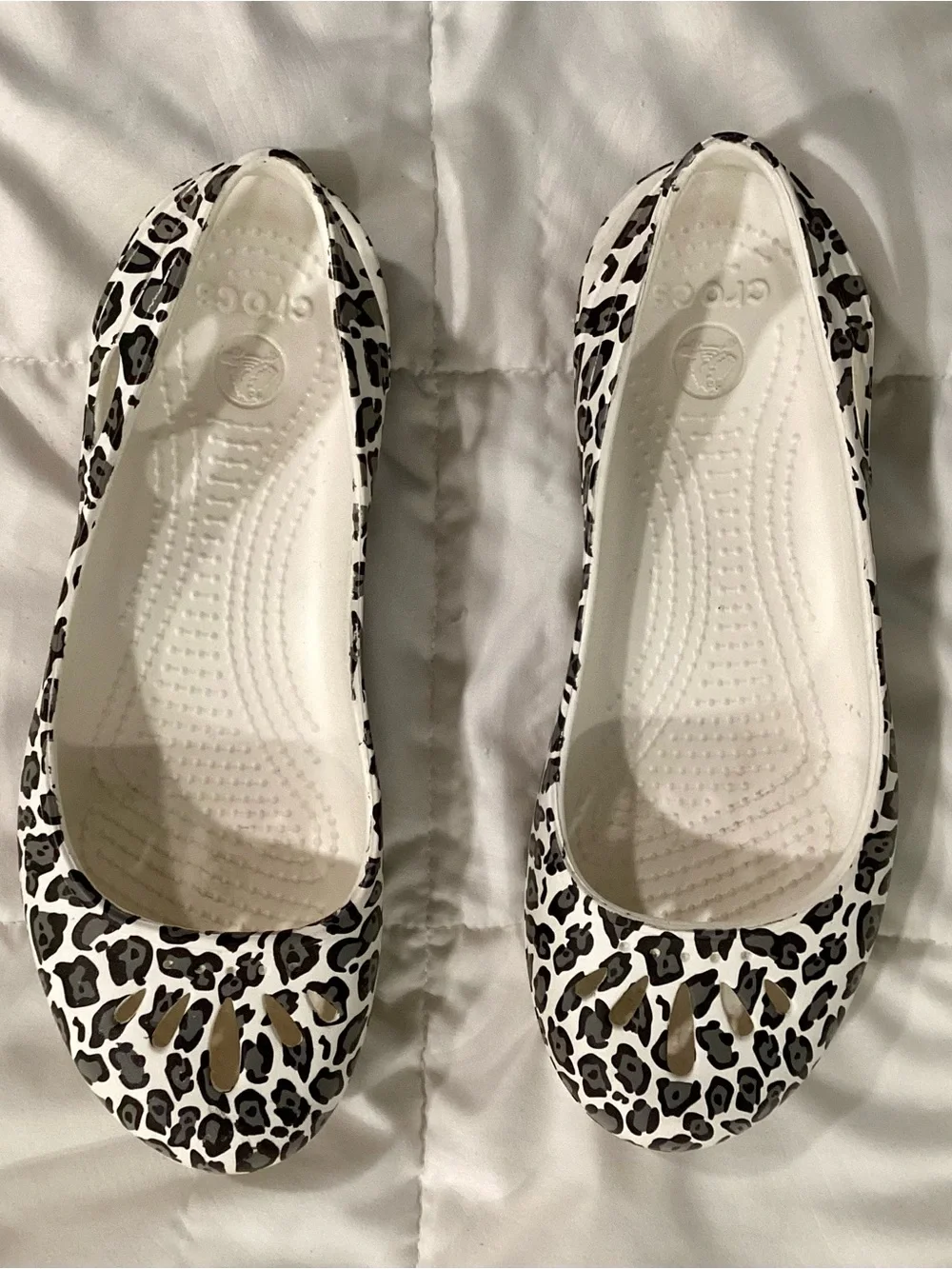 CROCS Women’s Size 8 Kadee Leopard-Print Ballet Flats in White and Black-EUC